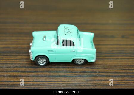 POZNAN, POLOGNE - 17 septembre 2016 : voiture miniature bleue vintage sur une table en bois Banque D'Images