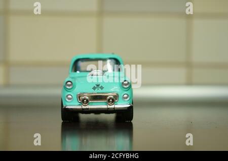 POZNAN, POLOGNE - 17 septembre 2016 : voiture miniature bleue vintage sur une table en bois Banque D'Images