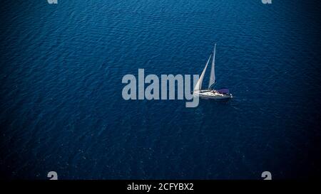 Bateau à voile sur l'eau libre, vue aérienne. Style de vie active, de l'eau et transport sport marine. Banque D'Images