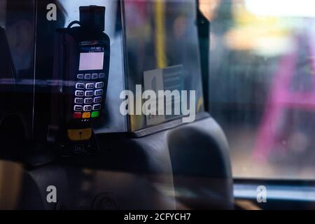 Londres, Angleterre, Royaume Uni - 31 décembre 2019 : une vue abstraite par le biais d'un taxi à un terminal de paiement bancaire pour un taxi Londres débarrasser - image Banque D'Images