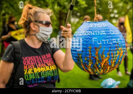 Londres, Royaume-Uni. 08 septembre 2020. Manifestation de la rébellion de l'extinction - SHELL OUT! - dans Jubilee Gardens pour intensifier la pression sur Shell et pour exiger la fin de l'extraction des combustibles fossiles, l'écocide et demander des "reperations maintenant". Les masques sont généralement portés et la distanciation sociale est pratiquée comme le « verrouillage » facilité continue pour l'épidémie de coronavirus (Covid 19) à Londres. Crédit : Guy Bell/Alay Live News Banque D'Images