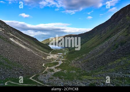 Dans la vallée des rochers. Vue imprenable en soirée sur Glendalough Upper Lake depuis Glenealo Valley, Glendalough, comté de Wicklow, Irlande Banque D'Images