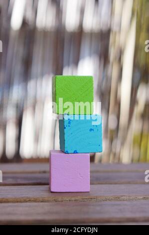Trois blocs de jouets en bois colorés Banque D'Images