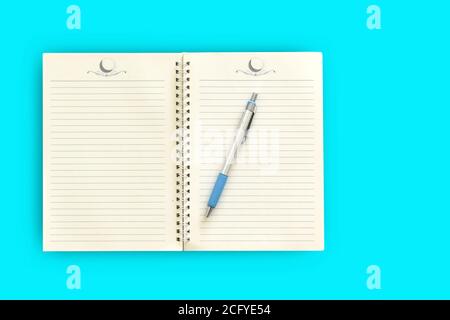 Bloc-notes, stylo sur fond bleu. Vue de dessus espace de copie Banque D'Images