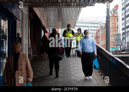 La police en patrouille dans le centre-ville de Birmingham quelques jours après qu'un seul knifeman ait effectué une rache qui a vu un mort et plusieurs blessés. Banque D'Images