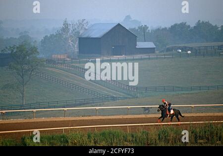 COURSES DE CHEVAUX EN DÉBUT DE MATINÉE, CHURCHILL DOWNS, LOUISVILLE, KENTUCKY, ÉTATS-UNIS, ANNÉES 1980 Banque D'Images