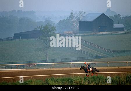 COURSES DE CHEVAUX EN DÉBUT DE MATINÉE, CHURCHILL DOWNS, LOUISVILLE, KENTUCKY, ÉTATS-UNIS, ANNÉES 1980 Banque D'Images