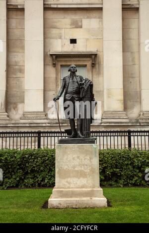 Statue de George Washington, président des États-Unis, vue sur la pelouse devant la National Gallery, sur Trafalgar Square, Londres. Banque D'Images