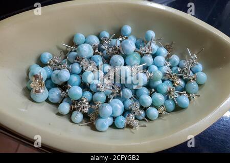 Gros plan de perles de Larimar qui est un bleu rare variété de la pectolite minérale silicate Banque D'Images