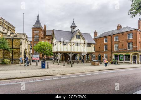 Centre ville vue sur la rue Market Harborough, Leicestershire, Royaume-Uni; Old Grammar School historique dans le centre. Banque D'Images