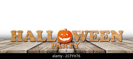 Mot Halloween fait de lettres en bois sur table en bois avec fond blanc. Banque D'Images