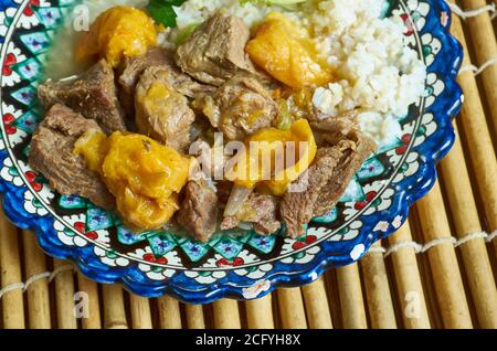 Tagine d'agneau perse, ragoût chaud est épicé de cannelle et de cumin, et sucré aux abricots Banque D'Images