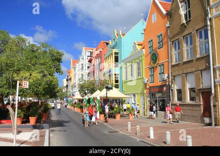 WILLEMSTAD, CURAÇAO - 11 FÉVRIER 2014 : bâtiments de front de mer colorés dans le quartier historique de Willemstad, sur l'île de Curaçao. Le centre-ville est une Banque D'Images