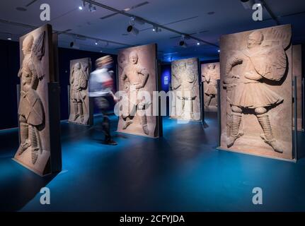 Mayence, Allemagne. 08 septembre 2020. Des représentations grandeur nature de nobles et d'archevêques sont exposées dans l'exposition du Landesmuseum Mayence. L'exposition culturelle-historique "les empereurs et les piliers de leur pouvoir" (9 septembre 2020 au 18 avril 2021) peut être vue dans les salles du Landesmuseum Mayence. Credit: Andreas Arnold/dpa/Alay Live News Banque D'Images