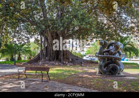 CORDOBA, ESPAGNE - 28 MAI 2015 : la sculpture moderne en bronze dans le parc Jardines de la Agricultura. Banque D'Images