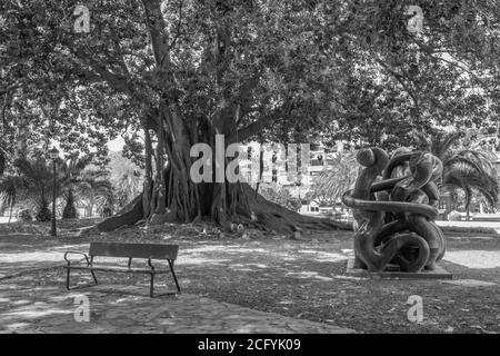 CORDOBA, ESPAGNE - 28 MAI 2015 : la sculpture moderne en bronze dans le parc Jardines de la Agricultura. Banque D'Images