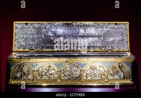 08 septembre 2020, Rhénanie-Palatinat, Mayence : le magnifique reliquaire de Charlemagne (1165-1173) est exposé dans le Landesmuseum Mayence. Le reliquaire contient un os de bras de Charlemagne. L'exposition culturelle-historique "les empereurs et les piliers de leur pouvoir" (9 septembre 2020 au 18 avril 2021) peut être vue dans les salles du Landesmuseum Mayence. Photo: Andreas Arnold/dpa Banque D'Images