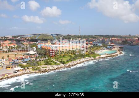 WILLEMSTAD, CURAÇAO - 11 FÉVRIER 2014 : Willemstad, île de Curaçao, Antilles néerlandaises. Le centre-ville est classé au patrimoine mondial de l'UNESCO. Banque D'Images