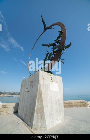 SAN BENEDETTO DEL TRONTO, ITALIE - 13 AOÛT 2020 : détail du monument symbole de la liberté Seagull Jonathan Livingston par l'artiste Mario Lupo, Italie, 1986 at Banque D'Images