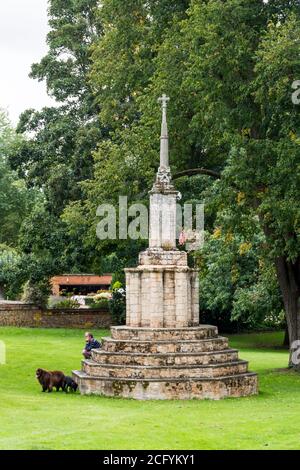 Traversée du XVe siècle sur le Green à Castle Rising dans Norfolk. Banque D'Images