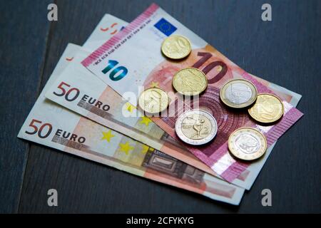 Dans cette illustration, une collection de une et deux pièces en euros, dix et cinquante billets en euros et dix cents. Banque D'Images