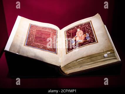 Mayence, Allemagne. 08 septembre 2020. Le 'Codex Egberti', un manuscrit magnifique (vers 985), est exposé dans l'exposition du Landesmuseum Mainz. L'exposition d'histoire culturelle "les empereurs et les piliers de leur pouvoir" (9 septembre 2020 au 18 avril 2021) est exposée dans les salles du Landesmuseum Mayence. Credit: Andreas Arnold/dpa/Alay Live News Banque D'Images