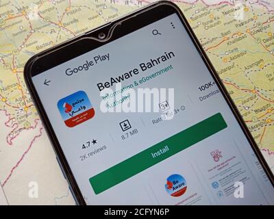 DISTRICT KATNI, INDE - 04 MAI 2020 : attention le logiciel d'application de Bahreïn affiché sur l'écran de smartphone isolé. Banque D'Images