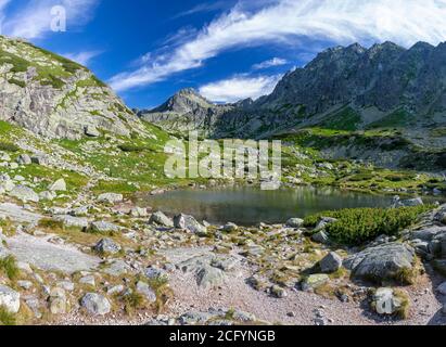 High Tatras - Slovaquie - le regard vers le lac Pleso nad Skodom à Mlynicka dolina et les pics Predna Bašta, Satan et Strbsky stit. Banque D'Images