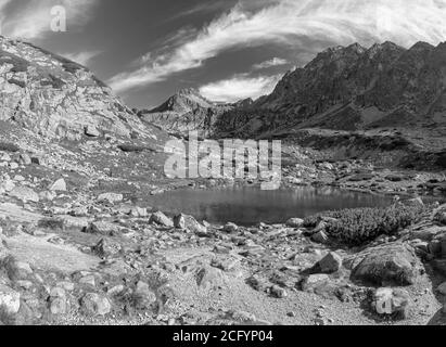 High Tatras - Slovaquie - le regard vers le lac Pleso nad Skodom à Mlynicka dolina et les pics Predna Bašta, Satan et Strbsky stit. Banque D'Images