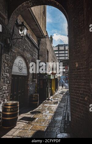 La Merchant's Arch est une ruelle et une entrée étroites Du quai animé de Wellington à la populaire et la nuit Quartier de Temple Bar - Dublin Banque D'Images