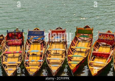 Bateaux flottant sur l'eau dans un lac dans la station de colline Bhimtal dans le quartier de Nainital de l'Inde une destination touristique célèbre Banque D'Images