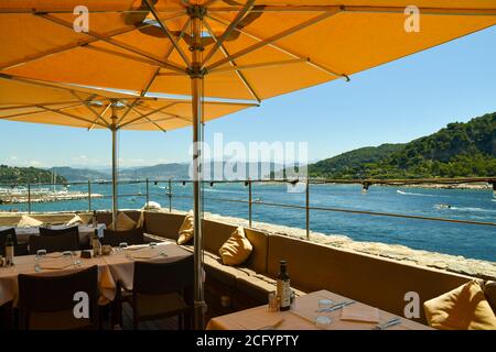 Restaurant avec terrasse offrant une vue panoramique sur le golfe de Poètes et l'île de Palmaria par beau temps d'été, Porto Venere, la Spezia, Ligurie, Italie Banque D'Images