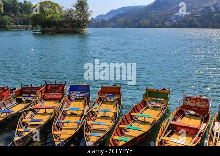 Bateaux flottant sur l'eau dans un lac dans la station de colline Bhimtal dans le quartier de Nainital de l'Inde une destination touristique célèbre Banque D'Images