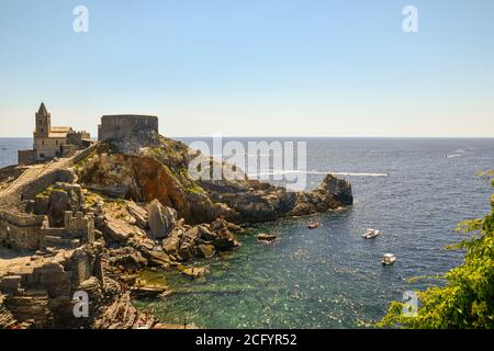 Vue panoramique de la célèbre église Saint-Pierre sur l'éperon rocheux surplombant la baie de Lord Byron, Porto Venere, la Spezia, Ligurie, Italie Banque D'Images