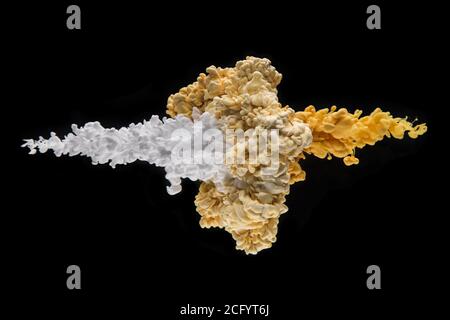 Mélange d'encre acrylique colorée dans de l'eau isolée sur fond noir. Arrière-plan de l'art abstrait. Vanille crémeuse et caramel mélangés Banque D'Images