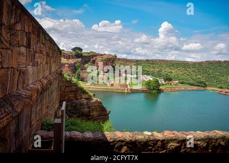 Vue sur le paysage du lac vert d'Agastya de badami, avec de beaux cieux et des montagnes en arrière-plan. Banque D'Images