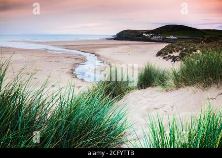 Soirée sur la plage de sable de Croyde, North Devon, Angleterre, Royaume-Uni, en direction de Baggy point. Lundy Island peut être vu à l'horizon. Banque D'Images