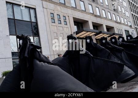 Les militants du changement climatique et de l'environnement de la rébellion des extinction, protestent devant la société pétrochimique Shell sur la banque Southbank de Londres, le 8 septembre 2020, à Londres, en Angleterre. XR affirment que Shell fait pression sur les gouvernements pour qu'ils prolongent le rôle du gaz et la durée de vie de l'industrie pétrolière, mettant en péril l'Accord de Paris dans le monde entier. Banque D'Images