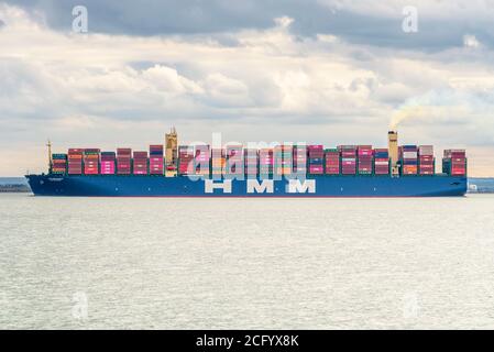 Southend on Sea, Essex, Royaume-Uni. 8 septembre 2020. Le HMM Hamburg est un porte-conteneurs de la classe Algeciras, un groupe de 7 cargos qui sont également les plus grands porte-conteneurs du monde et capables de transporter près de 24 000 conteneurs standard. HMM Hamburg est entré en service en juillet 2020 et effectuera des trajets réguliers entre l'Asie et l'Europe, arrivant pour la première fois dans l'estuaire de la Tamise à destination de DP World London Gateway le 6 septembre. On le voit passer Southend Pier en direction de la mer du Nord et son prochain arrêt en Grèce Banque D'Images