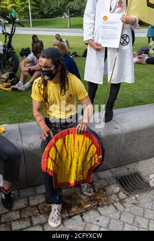 Les militants du changement climatique et de l'environnement de la rébellion des extinction, protestent devant la société pétrochimique Shell sur la banque Southbank de Londres, le 8 septembre 2020, à Londres, en Angleterre. XR affirment que Shell fait pression sur les gouvernements pour qu'ils prolongent le rôle du gaz et la durée de vie de l'industrie pétrolière, mettant en péril l'Accord de Paris dans le monde entier. Banque D'Images