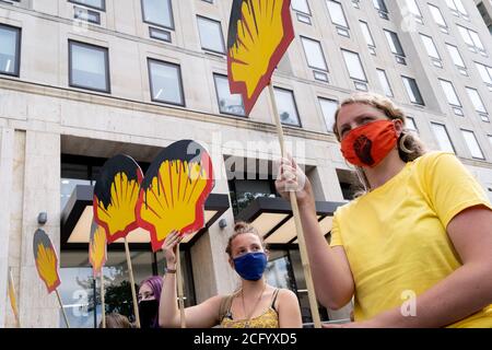 Les militants du changement climatique et de l'environnement de la rébellion des extinction, protestent devant la société pétrochimique Shell sur la banque Southbank de Londres, le 8 septembre 2020, à Londres, en Angleterre. XR affirment que Shell fait pression sur les gouvernements pour qu'ils prolongent le rôle du gaz et la durée de vie de l'industrie pétrolière, mettant en péril l'Accord de Paris dans le monde entier. Banque D'Images