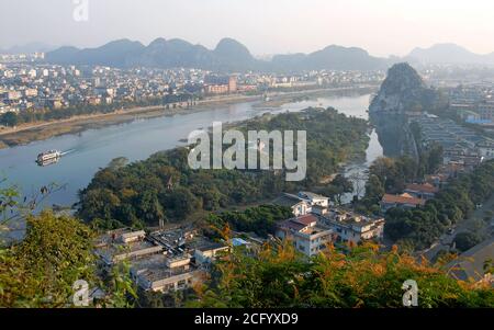 Mt Diecai à Guilin, province de Guangxi, Chine. C'est une vue depuis le sommet du Mont Diecai avec la rivière Li et la ville de Guilin. Banque D'Images