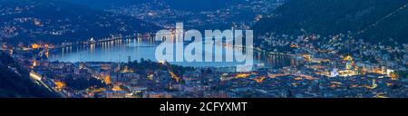 Como - le panorama de la ville avec la Cathédrale et le lac de Côme au crépuscule. Banque D'Images