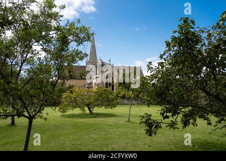 Église St Cyriacs depuis le verger de l'abbaye de Lacock Banque D'Images