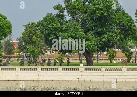 Des soldats de la Garde royale du roi vont patrouiller le Summe Palais royal Bang Pa à Aisawan à Ayutthaya Banque D'Images