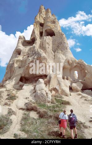 Turquie turc Cappadoce Goreme Valley National Park Museum, exposition, randonneurs randonnée homme hommes femme femmes couple couples, Monastère Banque D'Images