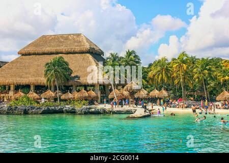 Vue panoramique sur la nature des caraïbes et l'infrastructure de plage de Xcaret Eco Theme Park près de la civilisation maya ruines site archéologique. Yucatan, Mexique. Banque D'Images