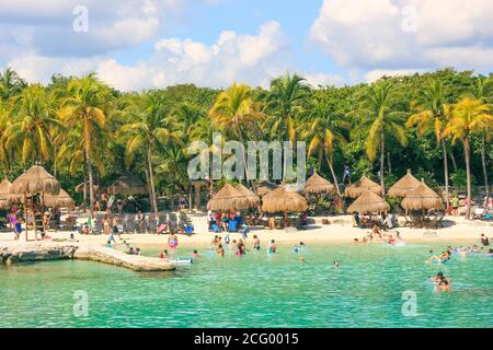 Vue sur la nature des caraïbes et l'infrastructure de plage de Xcaret Eco Park près de la civilisation maya ruines site archéologique. Banque D'Images