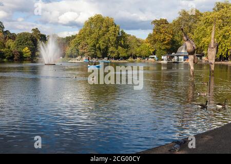 Une fontaine et une sculpture de foin et d'acier dans le lac à Victoria Park, Hackney, Londres par l'artiste, Erno Bartha. Banque D'Images