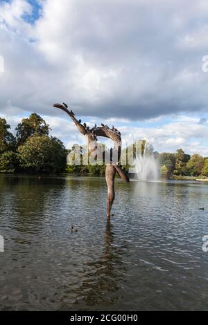 Une fontaine et une sculpture de foin et d'acier dans le lac à Victoria Park, Hackney, Londres par l'artiste, Erno Bartha. Banque D'Images